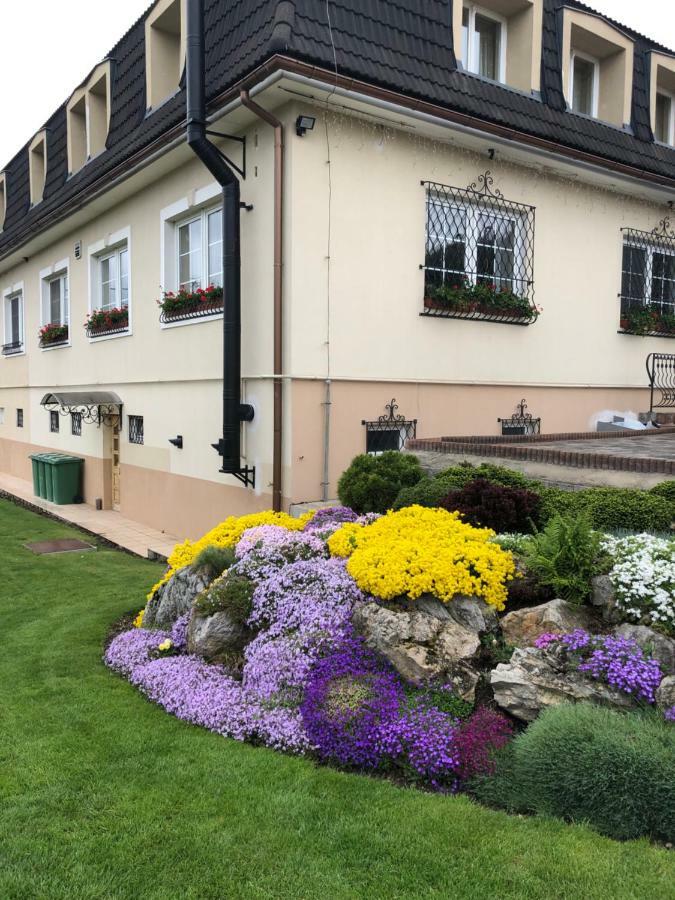 Penzion Lucs Heľpa Eksteriør billede